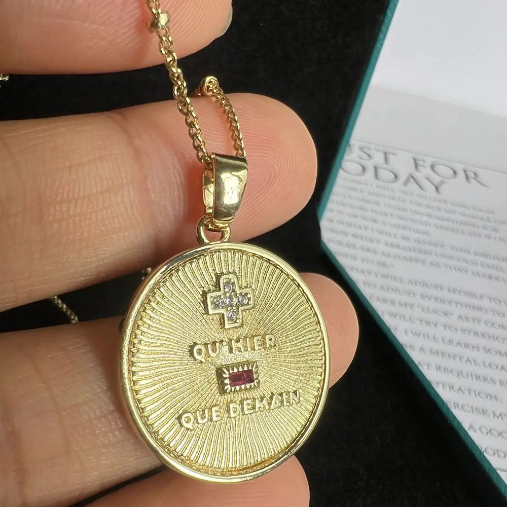 COLAR AMOR EM FRANCÊS COM MEDALHA DOURADA