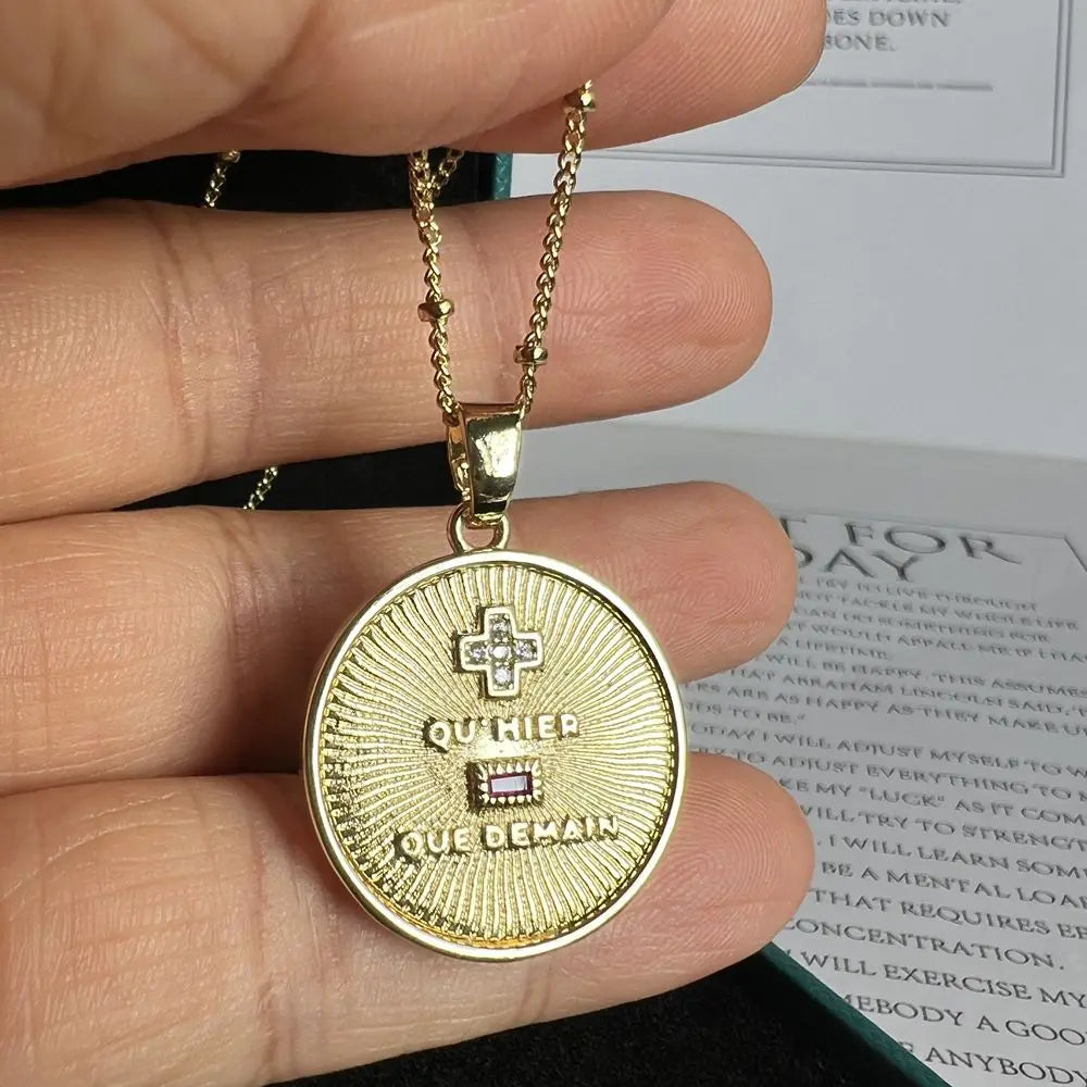 COLAR AMOR EM FRANCÊS COM MEDALHA DOURADA