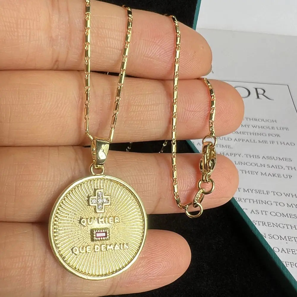 COLAR AMOR EM FRANCÊS COM MEDALHA DOURADA