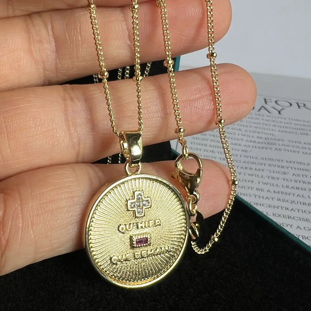 COLAR AMOR EM FRANCÊS COM MEDALHA DOURADA