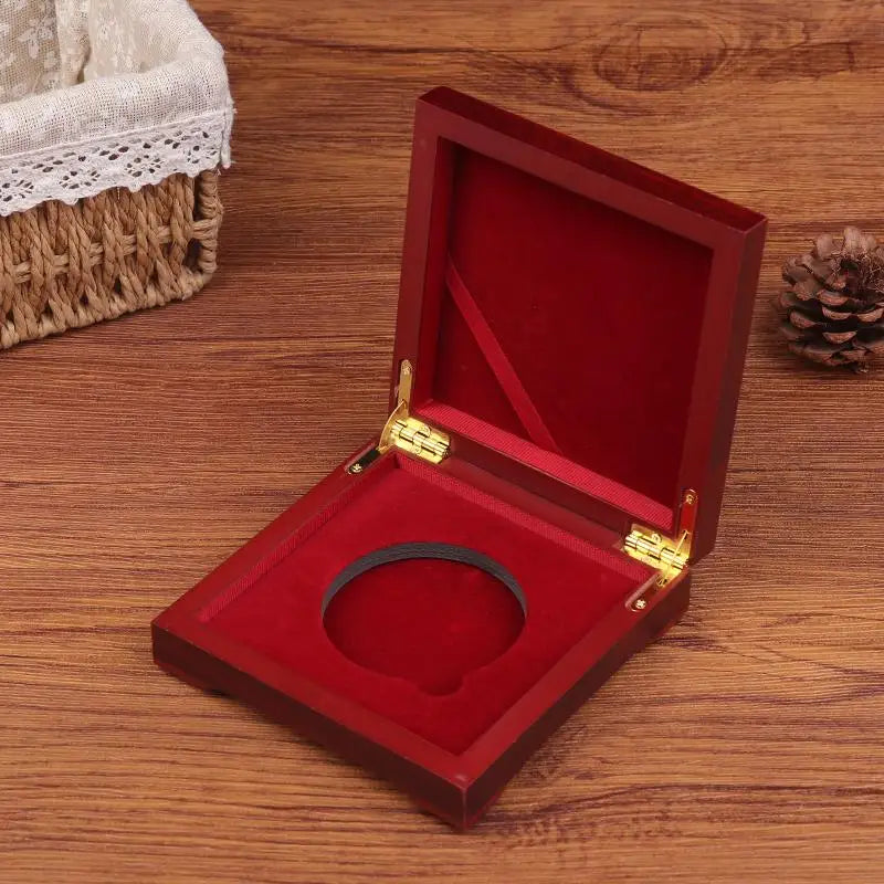 ESTOJO DE MADEIRA PARA MOEDA COM INTERIOR VERMELHO – 10 OU 12 CM