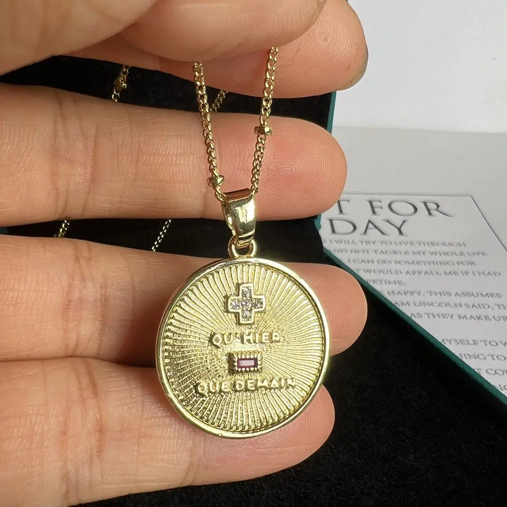 COLAR AMOR EM FRANCÊS COM MEDALHA DOURADA