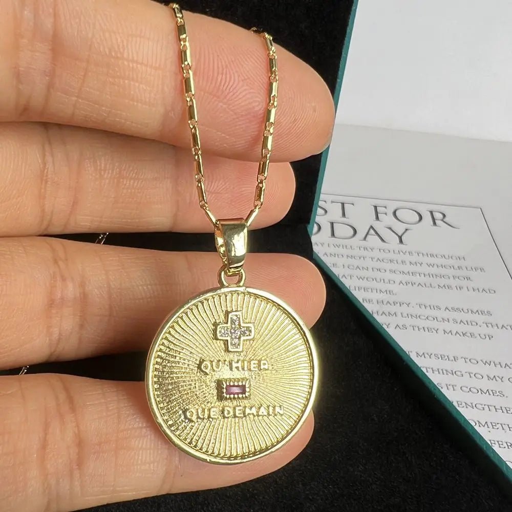 COLAR AMOR EM FRANCÊS COM MEDALHA DOURADA