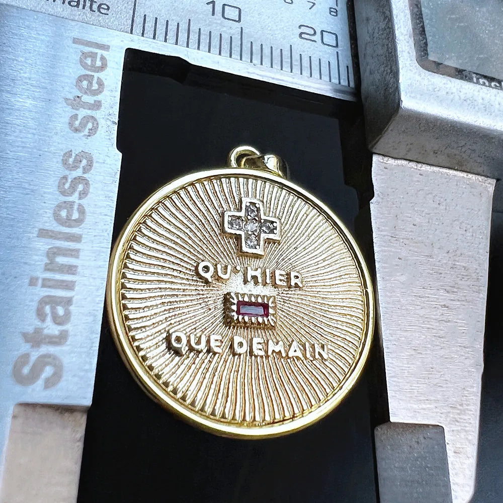 COLAR AMOR EM FRANCÊS COM MEDALHA DOURADA