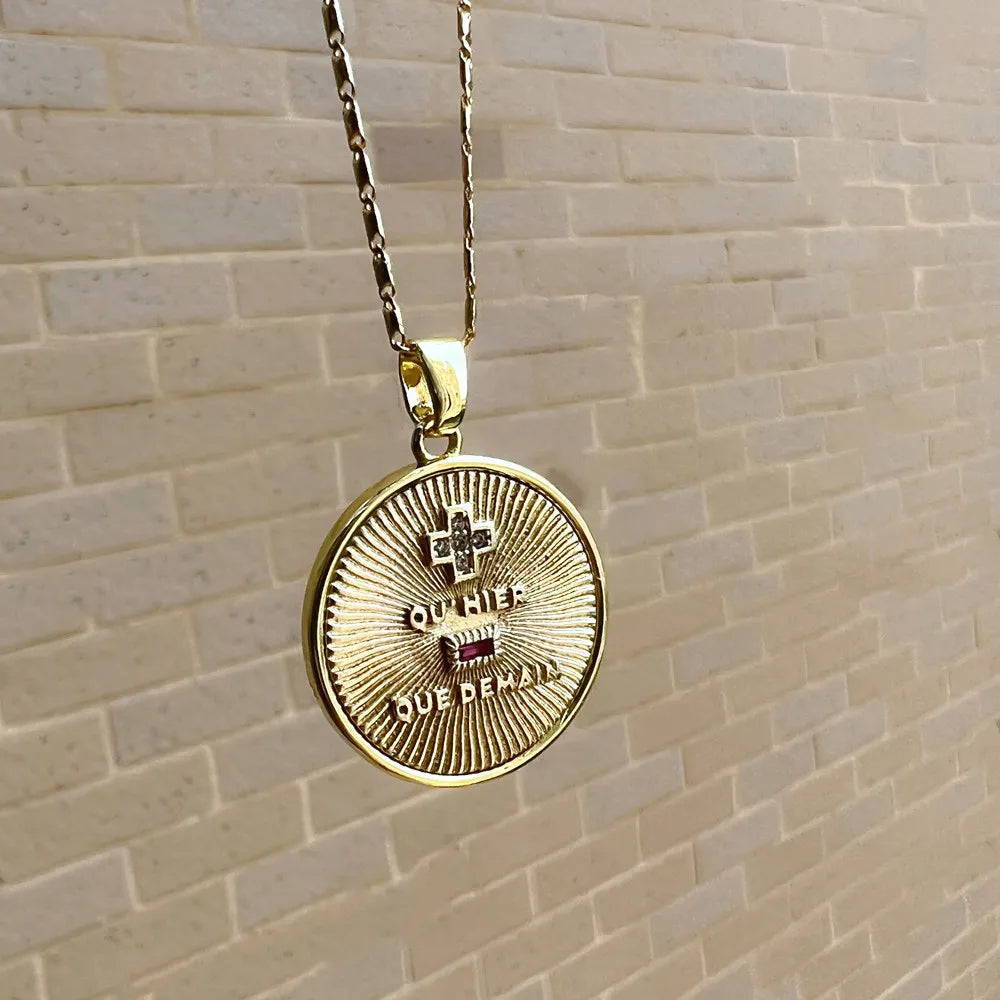 COLAR AMOR EM FRANCÊS COM MEDALHA DOURADA