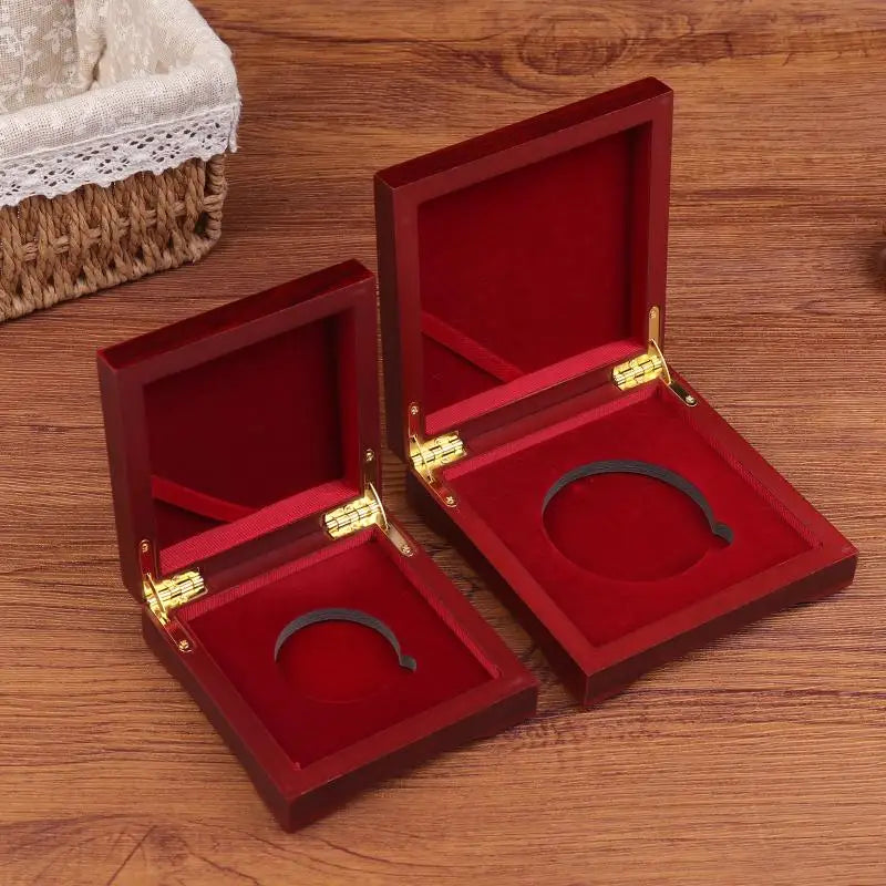 ESTOJO DE MADEIRA PARA MOEDA COM INTERIOR VERMELHO – 10 OU 12 CM