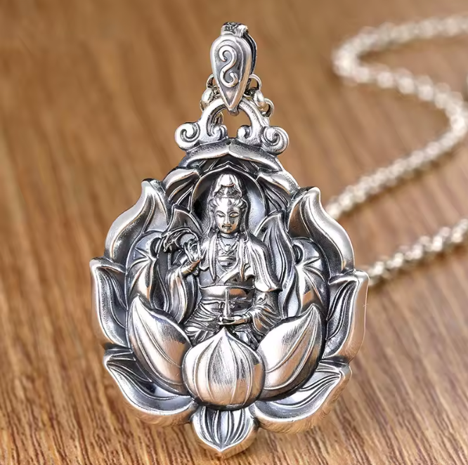 PINGENTES GUANYIN E BUDA SORRIDENTE EM COBRE PRATEADO – COMPAIXÃO E ALEGRIA