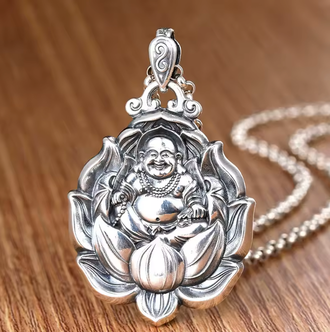 PINGENTES GUANYIN E BUDA SORRIDENTE EM COBRE PRATEADO – COMPAIXÃO E ALEGRIA