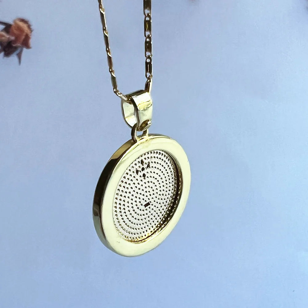 COLAR AMOR EM FRANCÊS COM MEDALHA DOURADA
