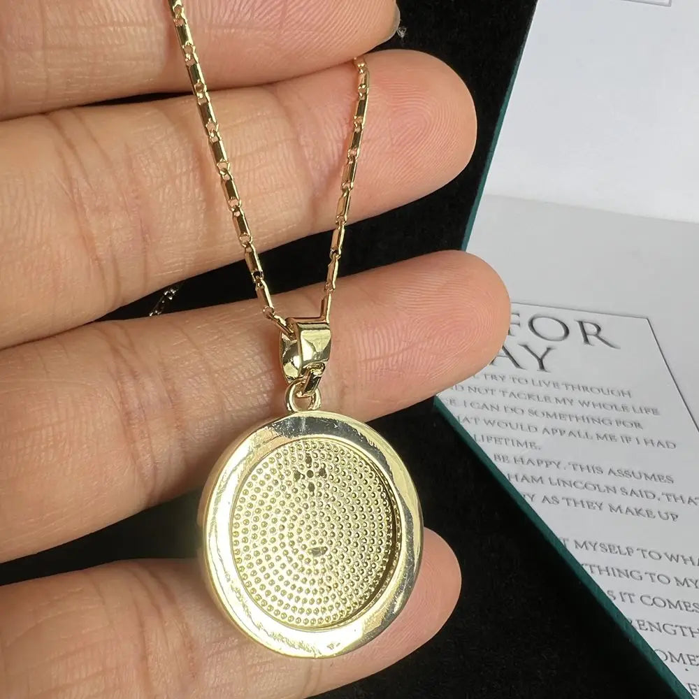 COLAR AMOR EM FRANCÊS COM MEDALHA DOURADA