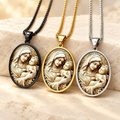 Colar com medalhão oval de Maria e Menino Jesus nos acabamentos disponíveis.