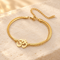 Pulseira Om em aço inoxidável em fundo marfim Aura555